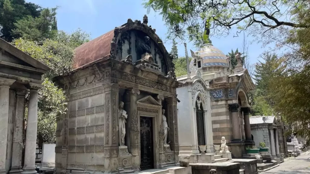 ¡Ladrón de cadáveres! Lo atrapan cuando saqueaba dos cráneos de un panteón