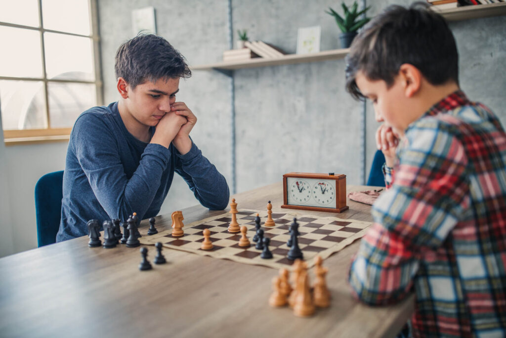 Dos jóvenes jugando ajedrez