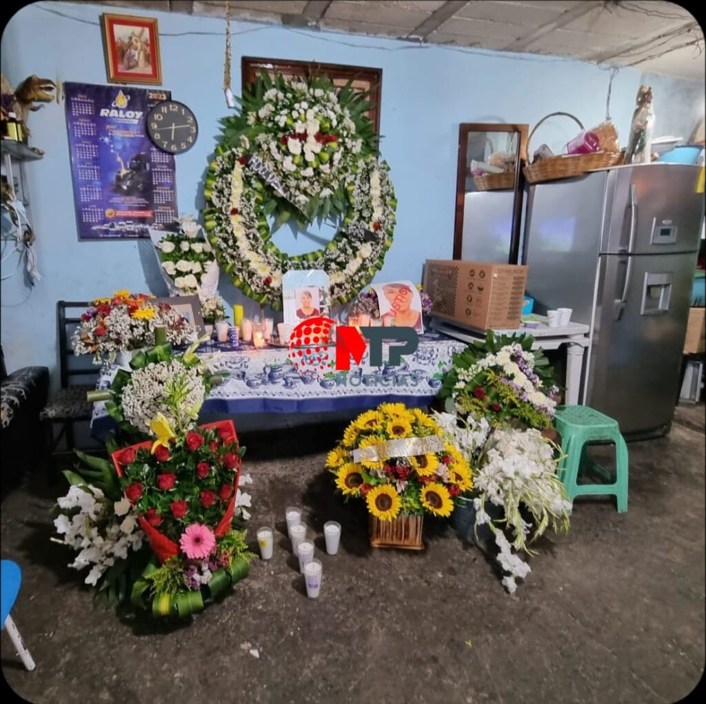 Altar de flores en memoria de Monserrat, víctima de feminicidio en Puebla