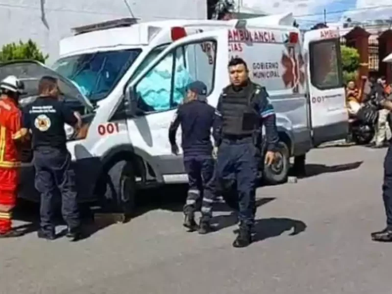 Ambulancia que trasladaba lesionados choca con combi de ruta S3 en Puebla