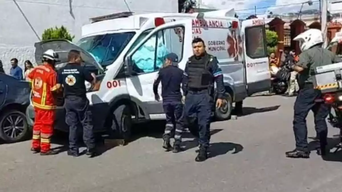 Ambulancia que trasladaba lesionados choca con combi de ruta S3 en Puebla