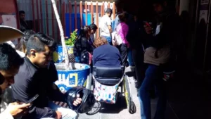 Ancianita para cambiar sus placas en Tlaxcala