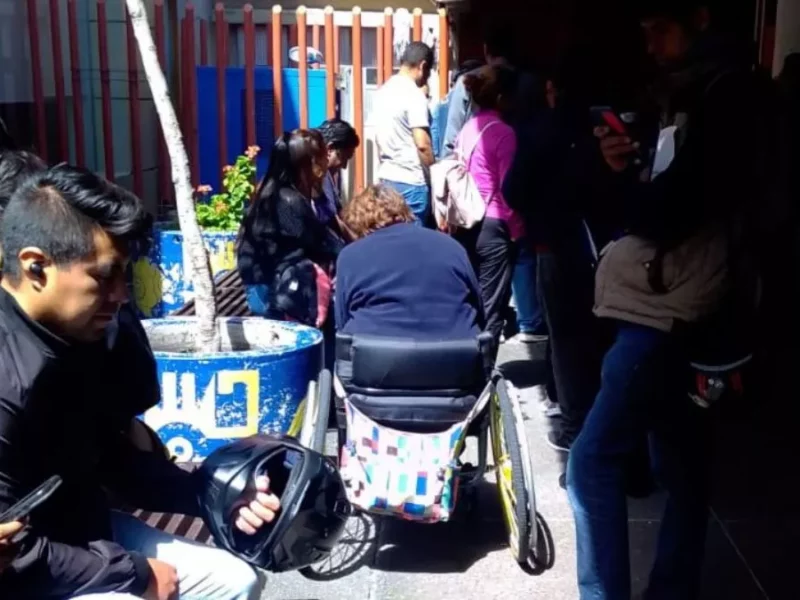 Ancianita para cambiar sus placas en Tlaxcala
