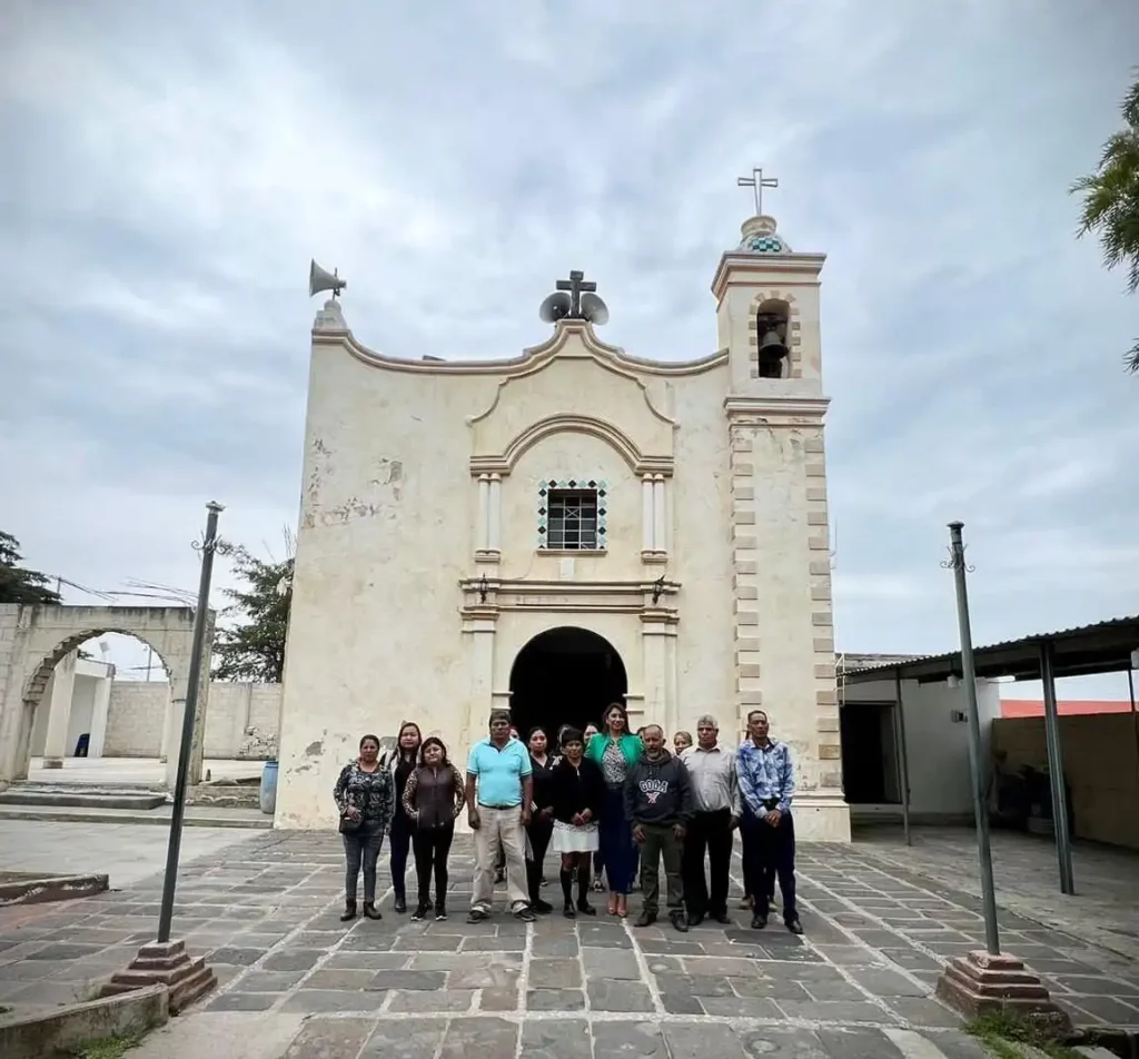 Angélica Alvarado y ciudadanos en la iglesiade San Diego Buenavista