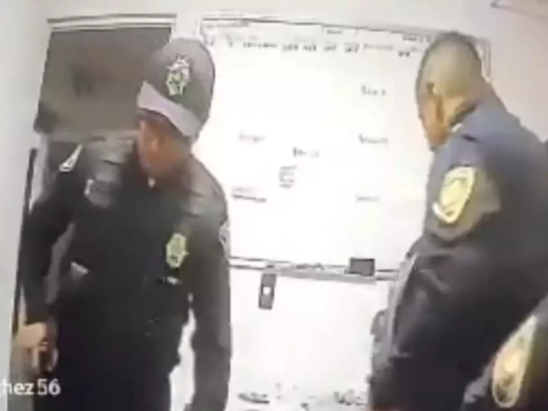 Así cacharon a policías de la CDMX golpeando y sembrando droga durante operativo (VIDEO)