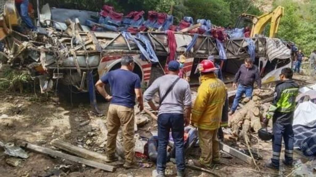 Autobús cae a un río y deja 27 muertos en Oaxaca