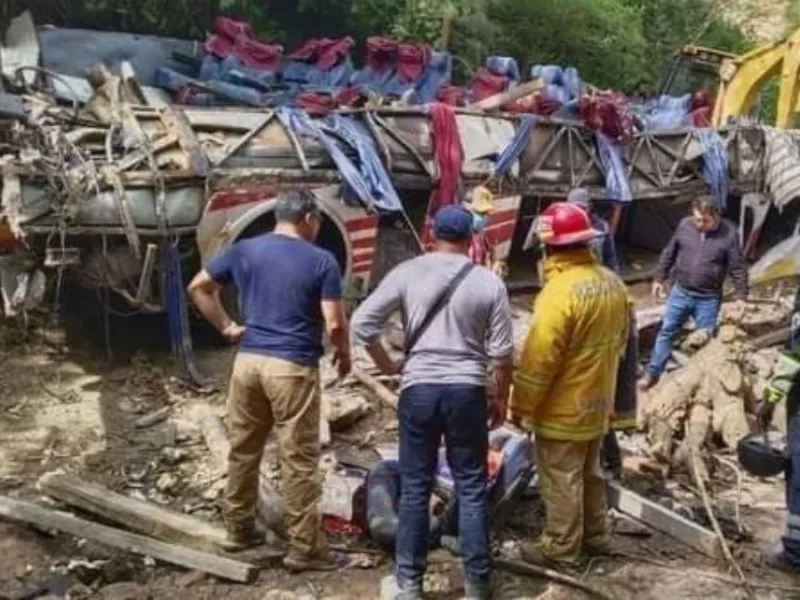 Autobús cae a un río y deja 27 muertos en Oaxaca