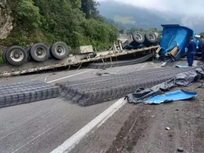 Caos vial en Cumbres de Maltrata, no hay paso por volcadura de camión