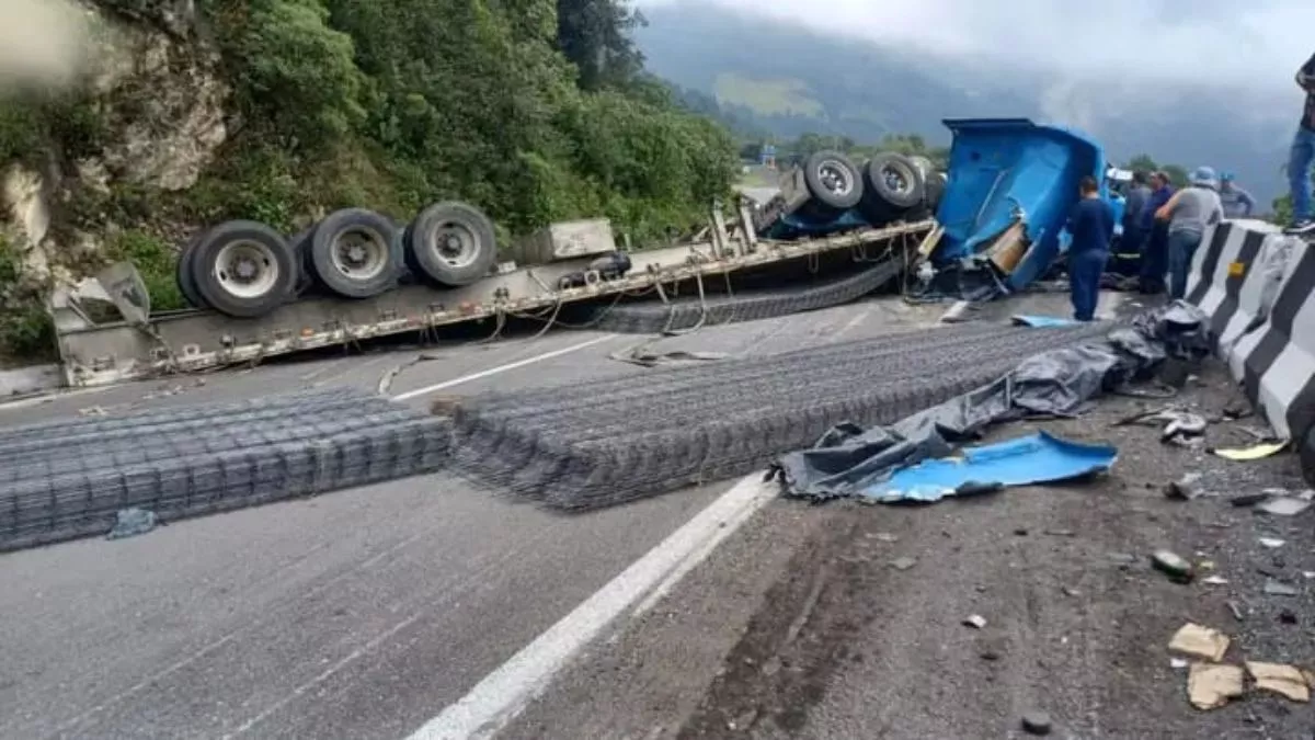 Caos vial en Cumbres de Maltrata, no hay paso por volcadura de camión