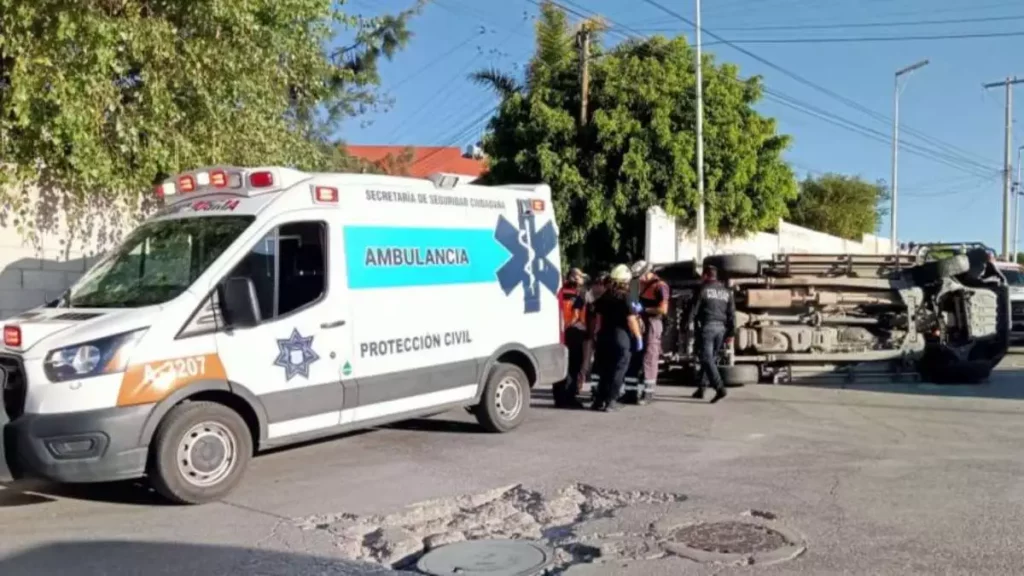 Chofer de ruta 44 choca contra camioneta y provoca volcadura en La Guadalupana