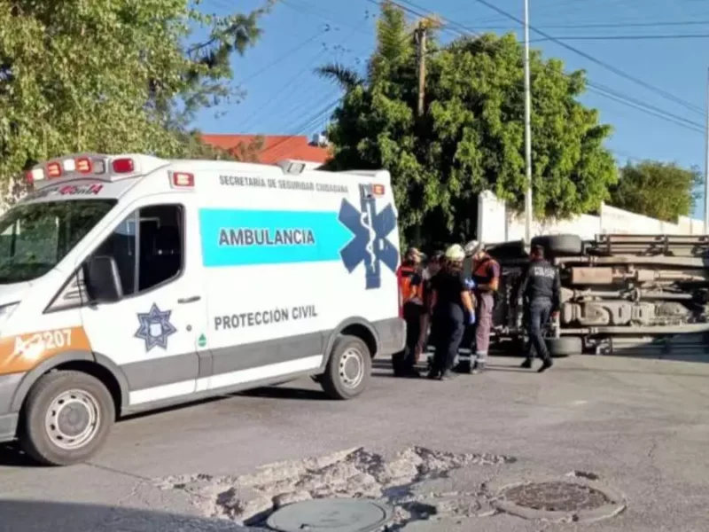 Chofer de ruta 44 choca contra camioneta y provoca volcadura en La Guadalupana