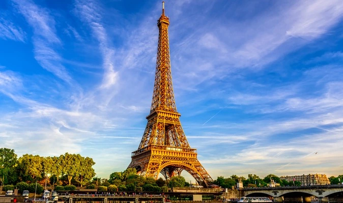 Cinco hombres abusan sexualmente de turista mexicana cerca de Torre Eiffel