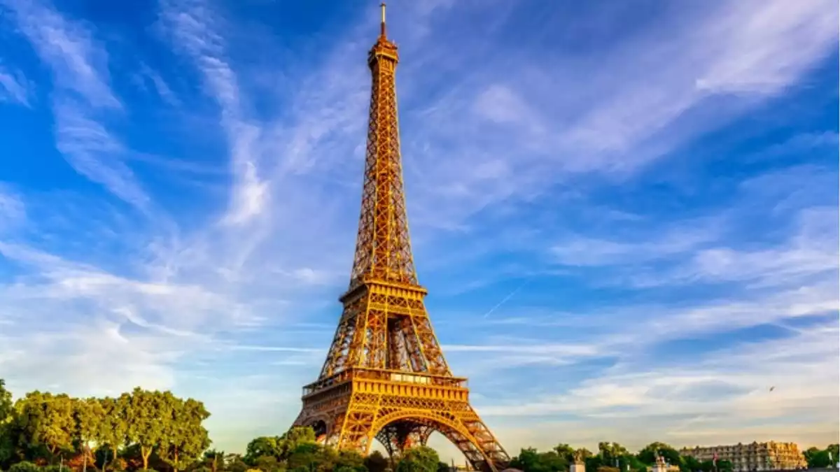 Cinco hombres abusan sexualmente de turista mexicana cerca de Torre Eiffel