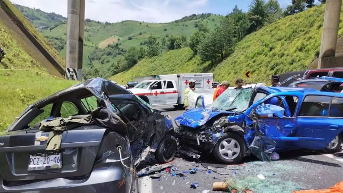 Cinco muertos deja choque entre dos autos en la México-Tuxpan
