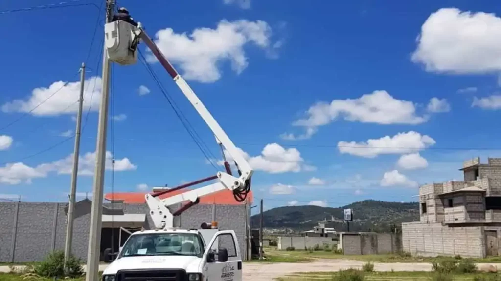 Departamento de alumbrado realiza trabajos de mantenimiento de luminarias