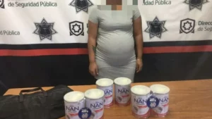 Detienen a mujer embarazada por “robar” seis latas de leche en polvo en Torreón