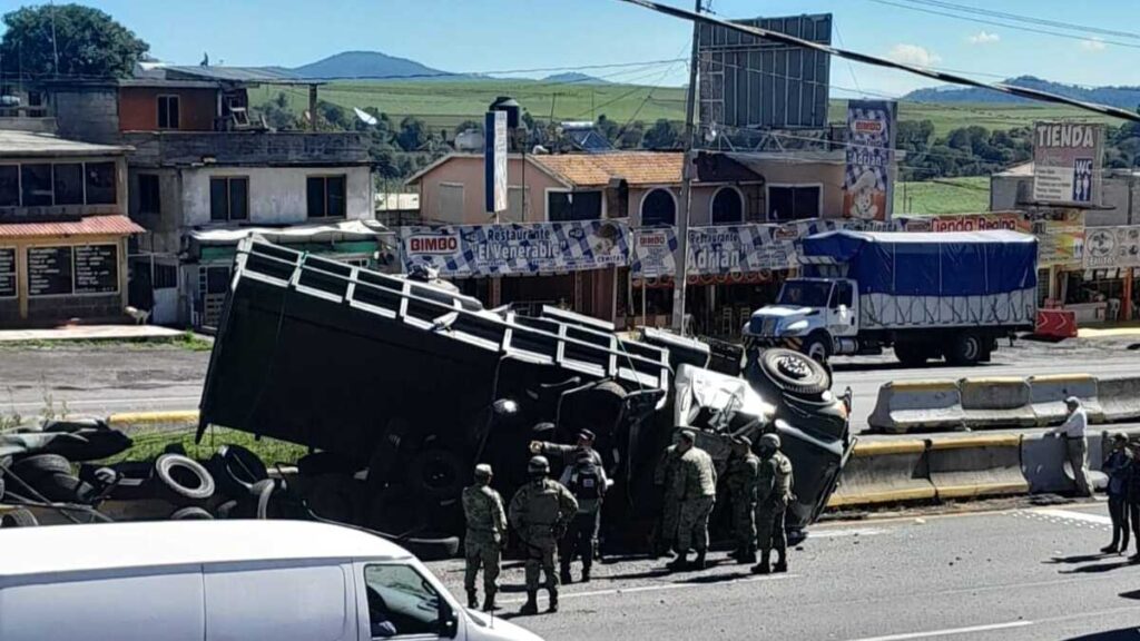 Militares vuelcan vehículo del Ejército en la México - Puebla, hay un lesionado