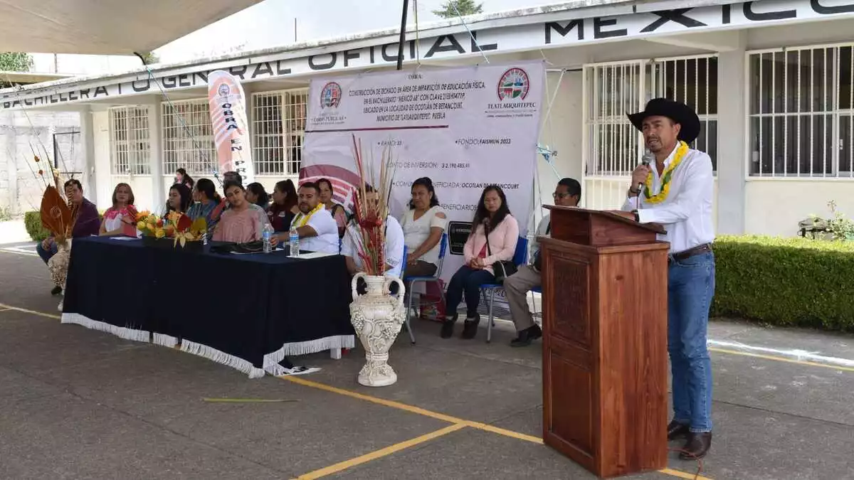Porfirio Loeza inicia obras en bachilleratos de Tlatlauquitepec
