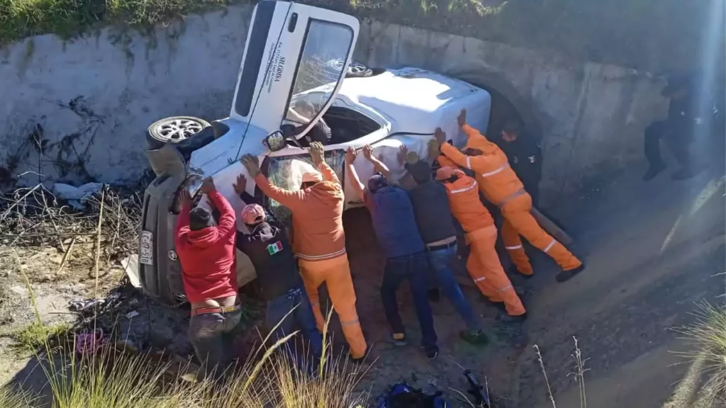 Mujer cae a una zanja con su auto y muere en la autopista a Teziutlán