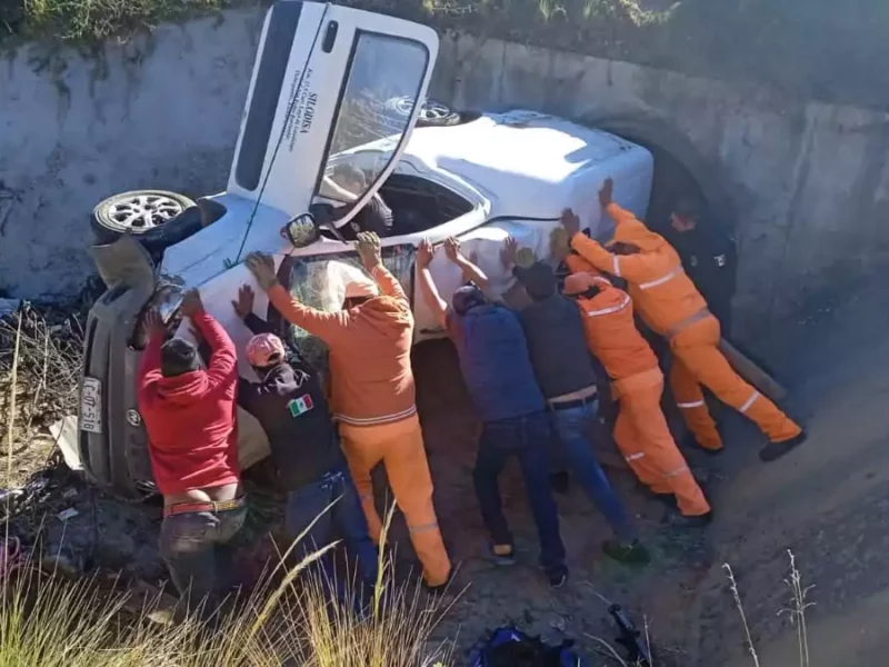 Mujer cae a una zanja con su auto y muere en la autopista a Teziutlán