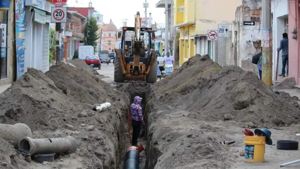 Obras de rehabilitación de la red de alcantarillado en Amozoc.