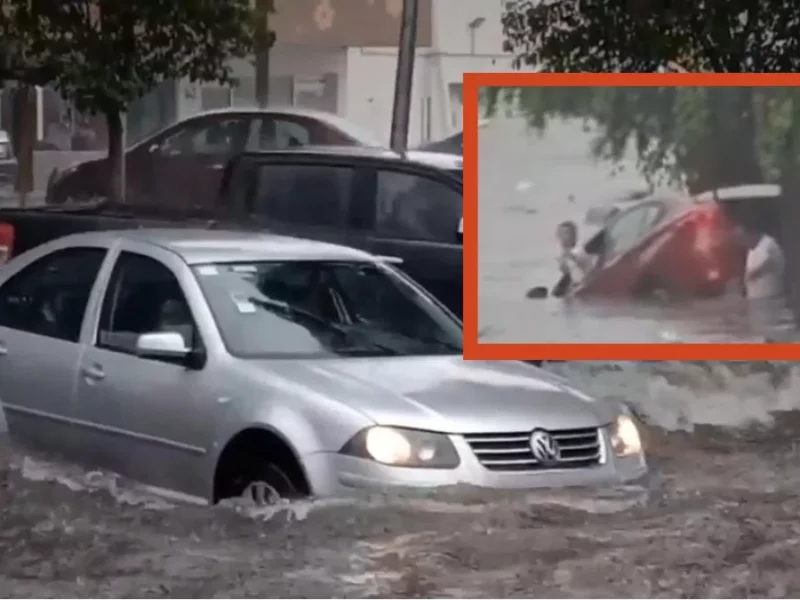 Personas atrapadas en un auto e inundaciones deja lluvia en Puebla