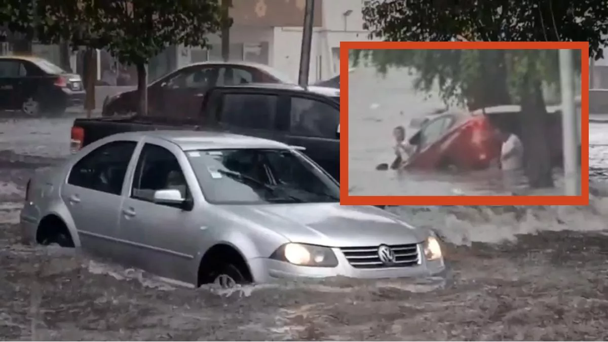 Personas atrapadas en un auto e inundaciones deja lluvia en Puebla
