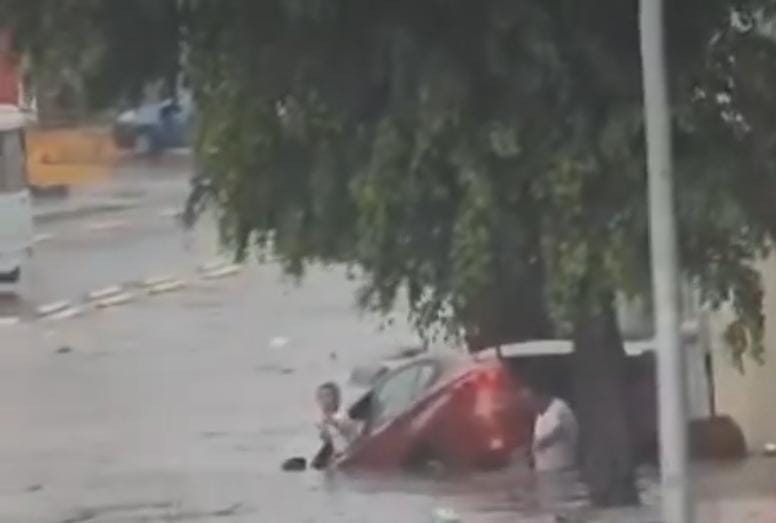 Personas atrapadas en un auto por inundaciones de lluvia en Puebla