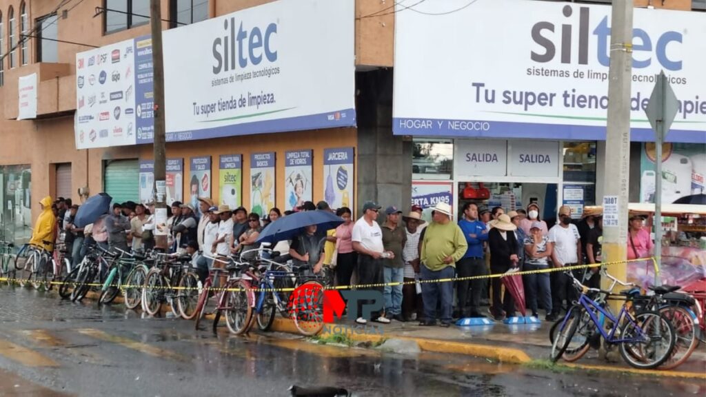 Personas en manifestación por perforación de pozo en Cholula