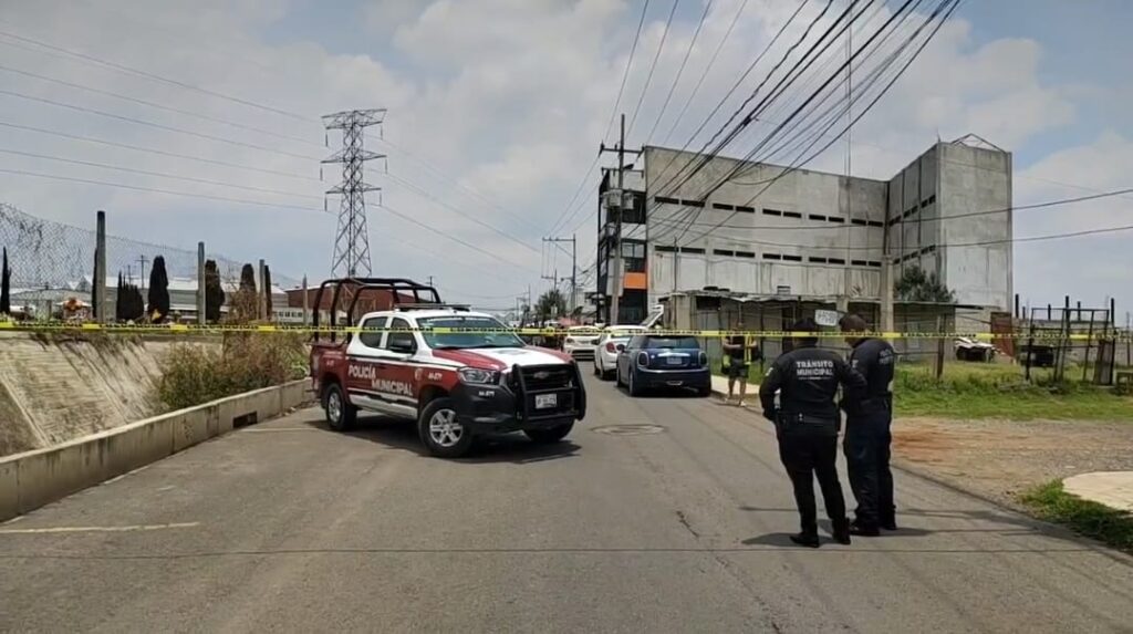 Policías acordonan la zona donde asesinaron a un hombre en Cuautlancingo