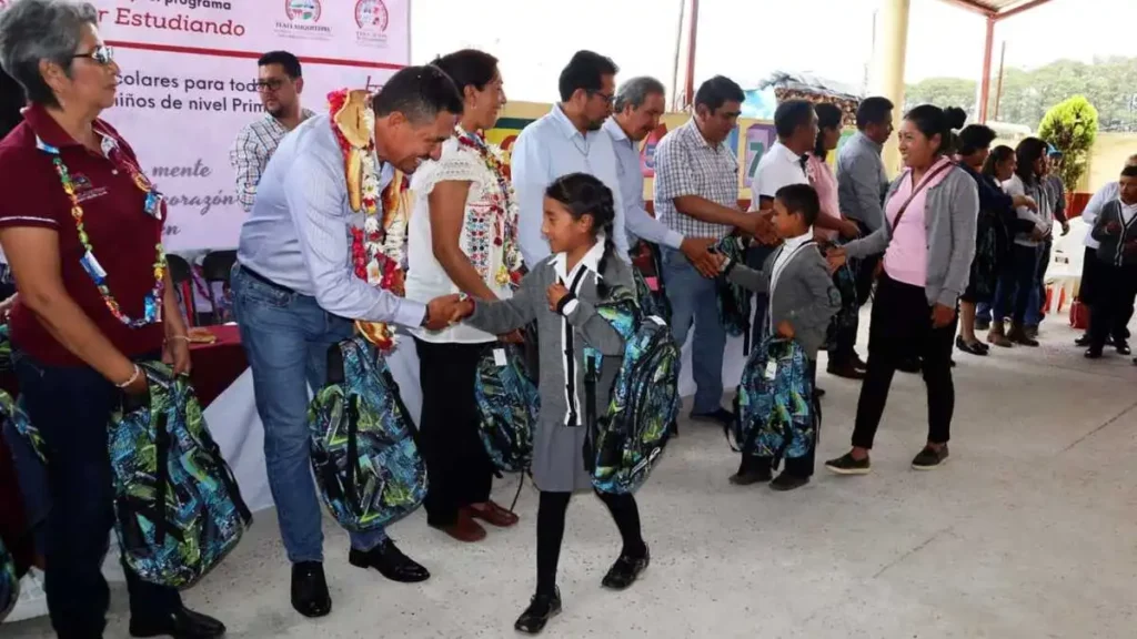 Porfirio Loeza en entrega de mochila y útiles a alumnos de Tlatlauquitepec