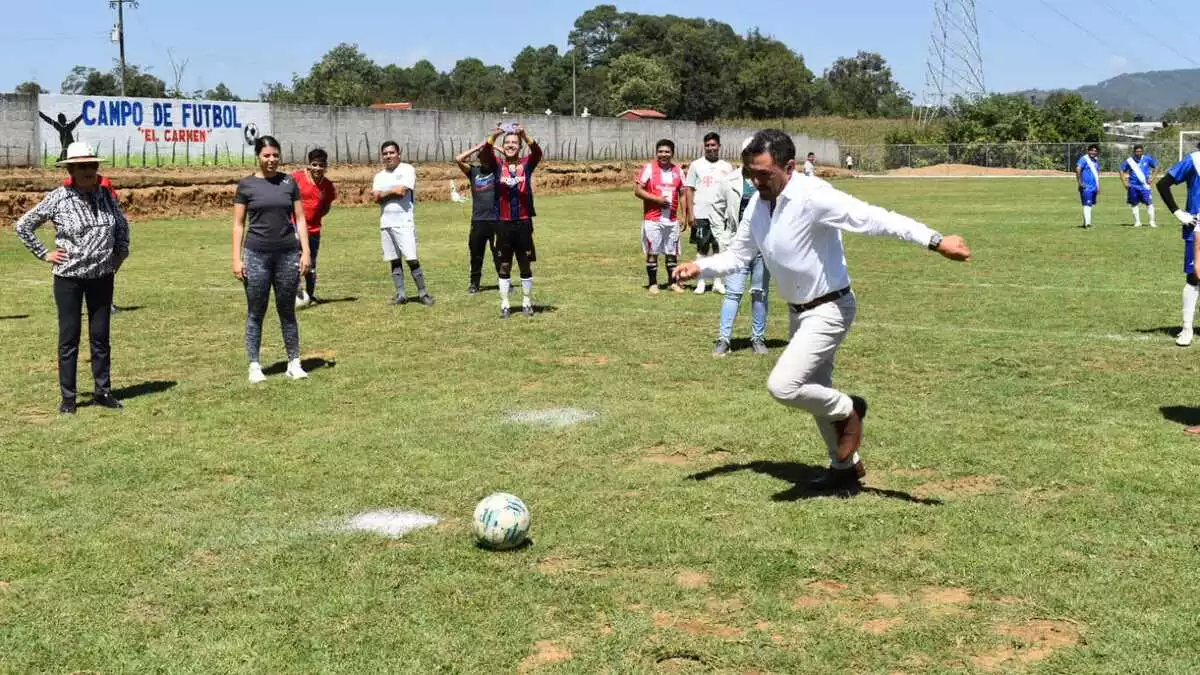 Porfirio Loeza inaugura campo deportivo en El Carmen Ilita