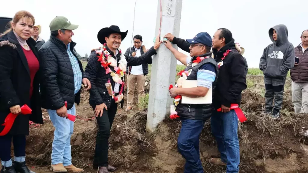 Porfirio Loeza inaugura electrificación en ejido Gómez-Tepeteno