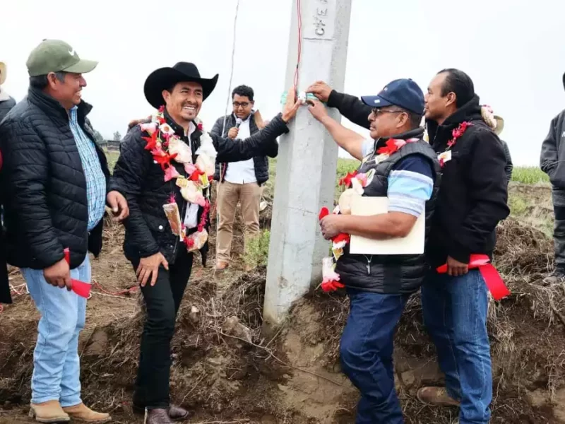 Porfirio Loeza inaugura electrificación en ejido Gómez-Tepeteno