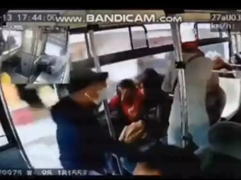 Queda en VIDEO asalto de hombres armados a pasajeros de ruta 27 A en Puebla