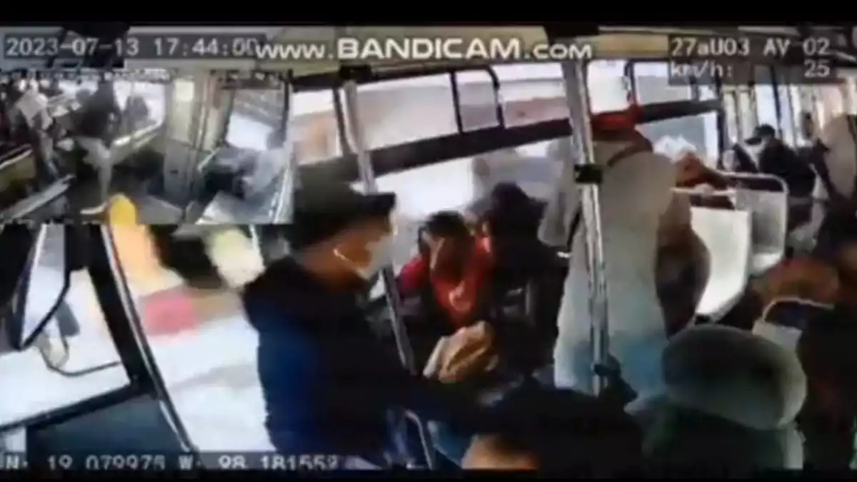Queda en VIDEO asalto de hombres armados a pasajeros de ruta 27 A en Puebla