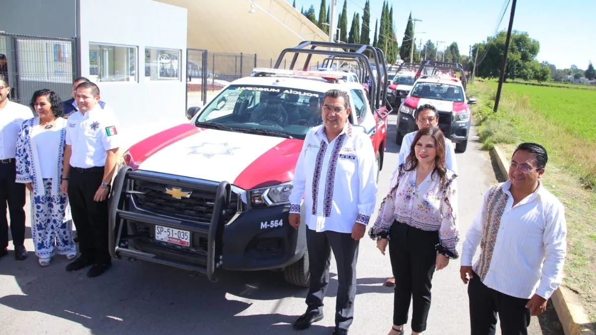 Sergio Salomón entrega 10 patrullas en Texmelucan