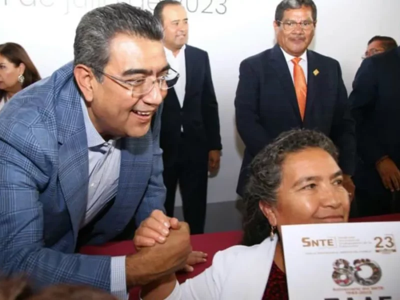 Sergio Salomón entrega mil 467 estímulos a maestros con más de 10 años de servicio