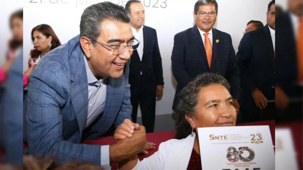 Sergio Salomón entrega mil 467 estímulos a maestros con más de 10 años de servicio