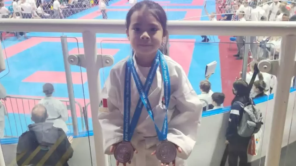 Sophia, niña poblana, gana dos medallas de plata en mundial de Kobudo en Escocia