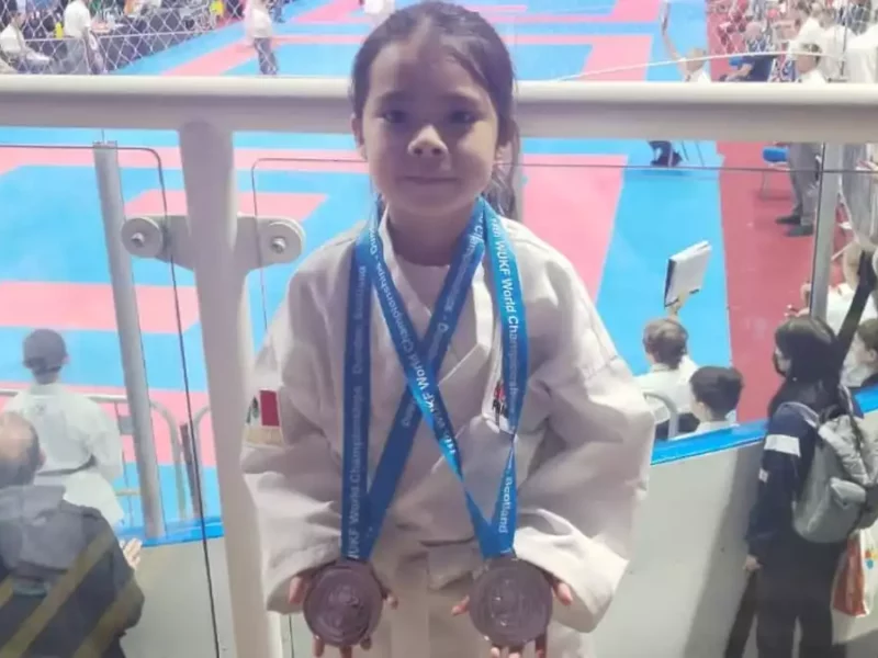Sophia, niña poblana, gana dos medallas de plata en mundial de Kobudo en Escocia
