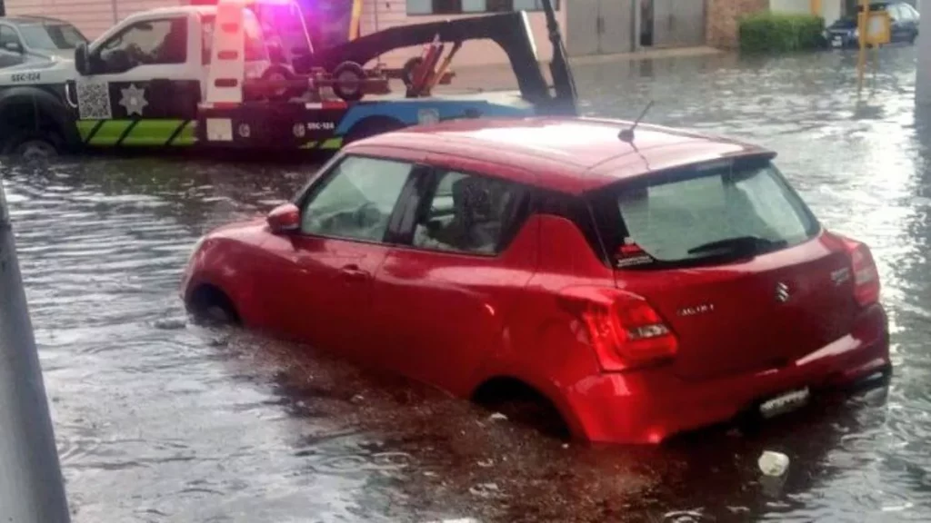 Tres autos varados y 10 puntos con inundaciones en Puebla