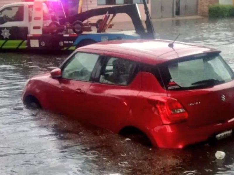 Tres autos varados y 10 puntos con inundaciones en Puebla