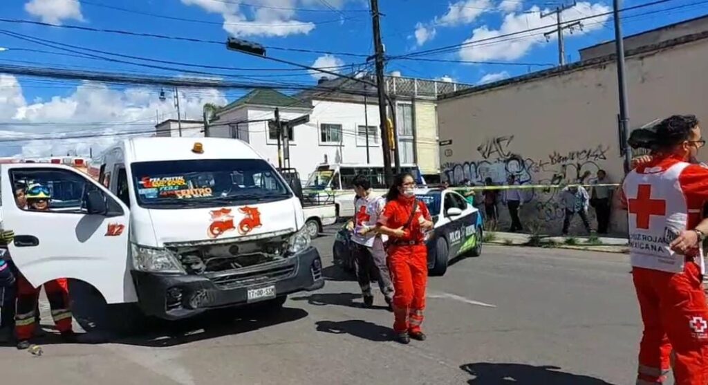 Ambulancia y policías en calles de Puebla