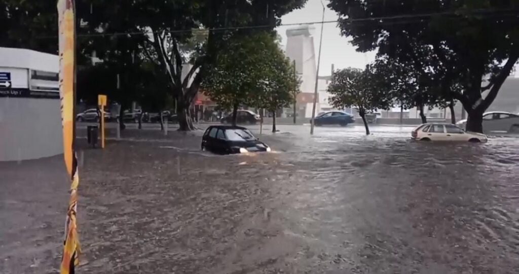 Vehículos varados y calles inundadas por lluvias de este jueves en Puebla 