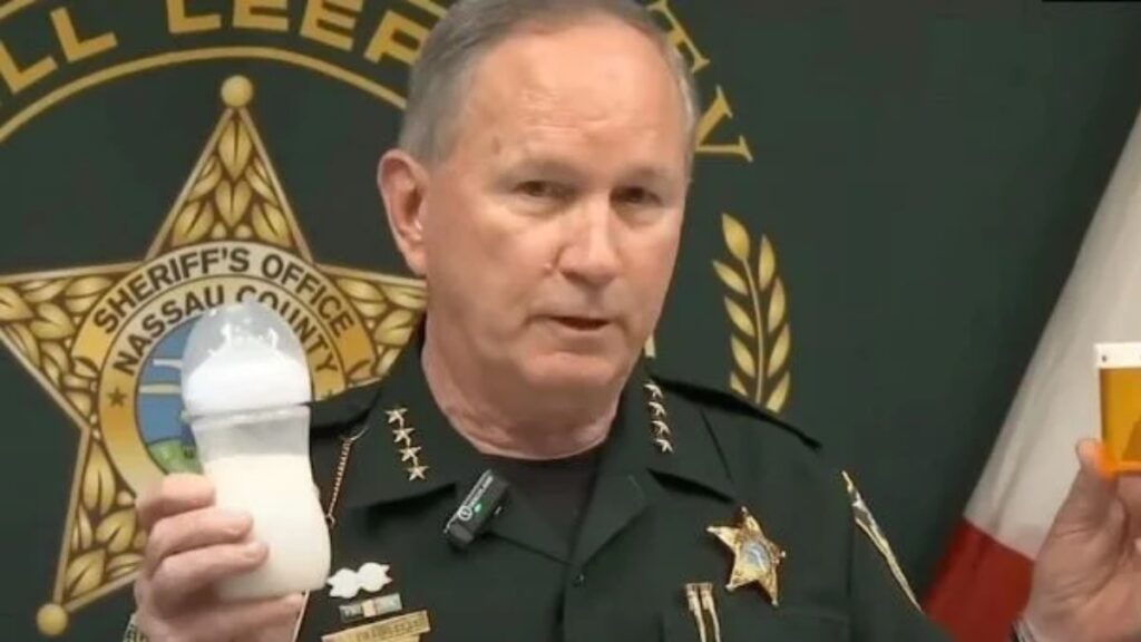 Sheriff del condado de Nassau en conferencia de prensa por asesinato de bebé con fentanilo.