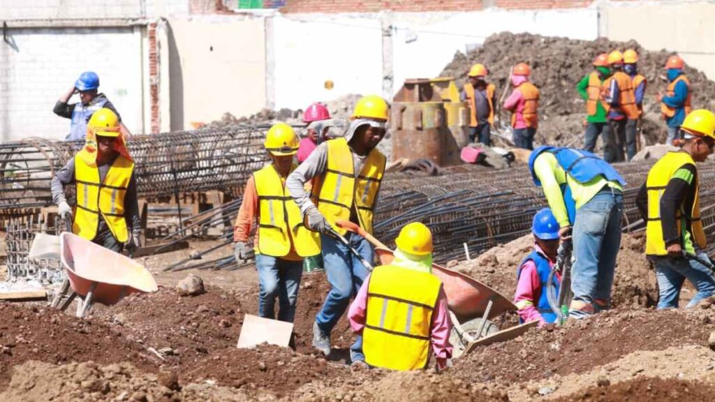 Trabajadores en construcción del IMSS San Alejandro en Puebla.