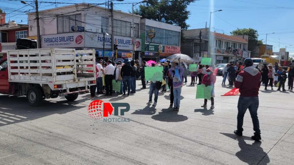 Bloquean ambos sentidos de la federal a Tehuacán, exigen entrada de ruta 100