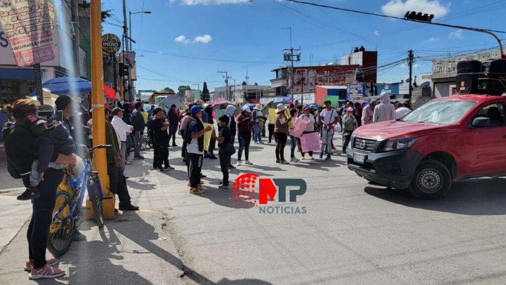 Bloquean ambos sentidos de la federal a Tehuacán, exigen entrada de ruta 100