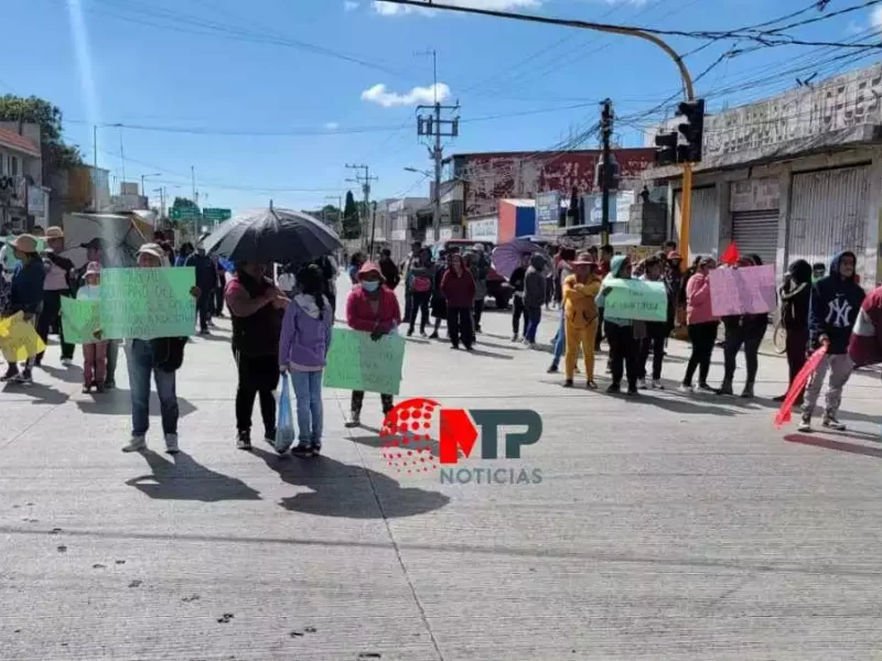 Bloquean ambos sentidos de la federal a Tehuacán, exigen entrada de ruta 100